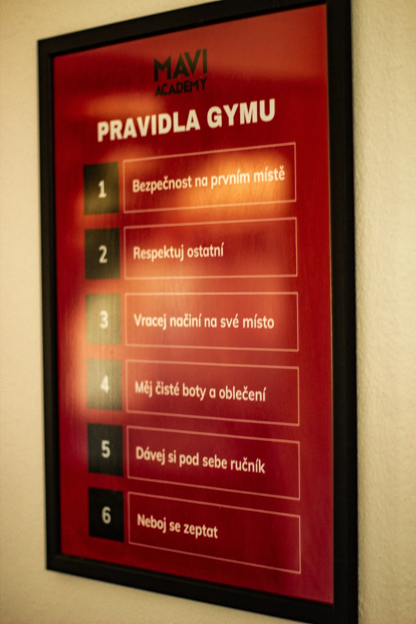 Pravidla gymu MAVI Academy vyvěšená v posilovně
